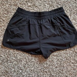 Women’s lululemon tracker 4in shorts- size 14 black in good condition